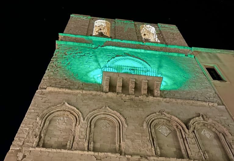 La torre campanaria della Cattedrale illuminata di verde