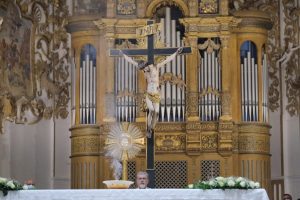 Il momento dell'Adorazione eucaristica al termine della S. Messa (foto Cassaro)