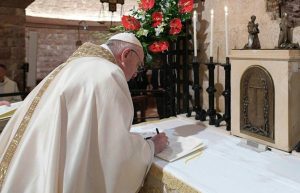 Papa Francesco firma l'Enciclica sulla tomba di S. Francesco  d'Assisi