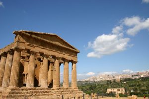 Il Colle di Girgenti visto dalla Valle dei Templi (foto Pitrone)