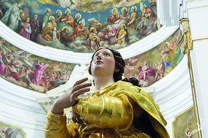 La statua dell'Immacolata venerata nella Basilica di Agrigento