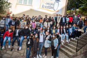 La foto di gruppo al termine della inaugurazione dell'oratorio