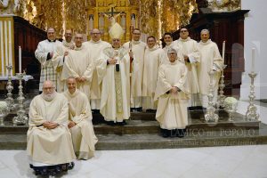 Nella foto gli ordinandi con l'arcivescovo ed i superiori del seminario,  il giorno dell'ordinazione diagonale