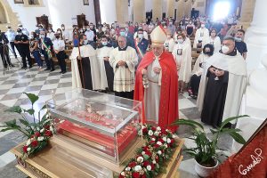Cattedrale di Agrigento, l'Arcivescovo venera le reliquie di S.Angelo