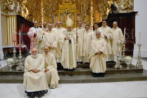 Gli ordinandi il giorno dell'ordinazione diaconale (14 dicembre 2020) con gli arcivescovi Montenegro e Damiano ed i superiori del Seminario