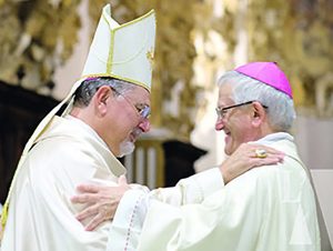 L'abbraccio di mons Damiano con mons. Fragnelli il giorno dell'ordinazione episcopale (ph.Cassaro)