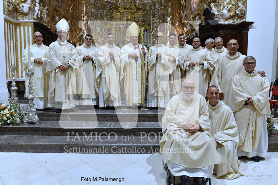i nuovi presbiteri col vescovo ed i superiori del Seminario (foto Palamenghi)