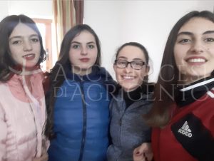 Rosela, Grasjela, Marisola con la volontaria Anna