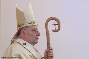 vescovo con pastorale - Petrone 900
