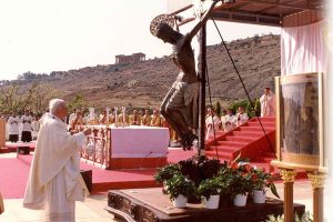 Giovanni Paolo II nella Valle dei Templi (foto dall’album fotografico della visita conservato nel Palazzo Vescovile di Agrigento)