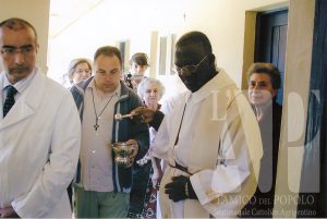 1 agosto 2005 - Mons. Tarcisius Ngalalekumtwa, vescovo di Iringa, benedice il "Ipogolo Dispensary" 01/08/2005 (foto Archivio de L'Amico del Popolo)
