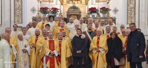 foto di gruppo al termine della celebrazione eucaristica nella matrice di Sciacca per l'inizio della visita Pastorale nella Forania (7 gennaio 2024)