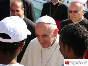 Lampedusa, Papa Francesco saluta i migranti sul molo Favarolo (ph. Marilisa Della Monica, Archivio "L'Amico del Popolo")
